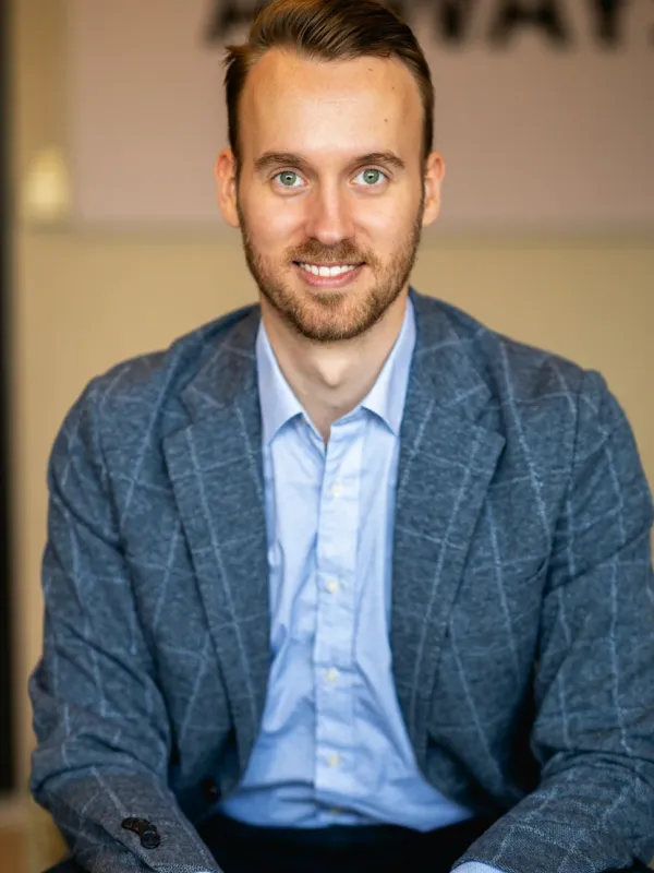 Matthieu den Hoedt - Physiotherapist and workplace ergonomics specialist at Vitalwise, helping employees achieve physical well-being and prevent work-related injuries